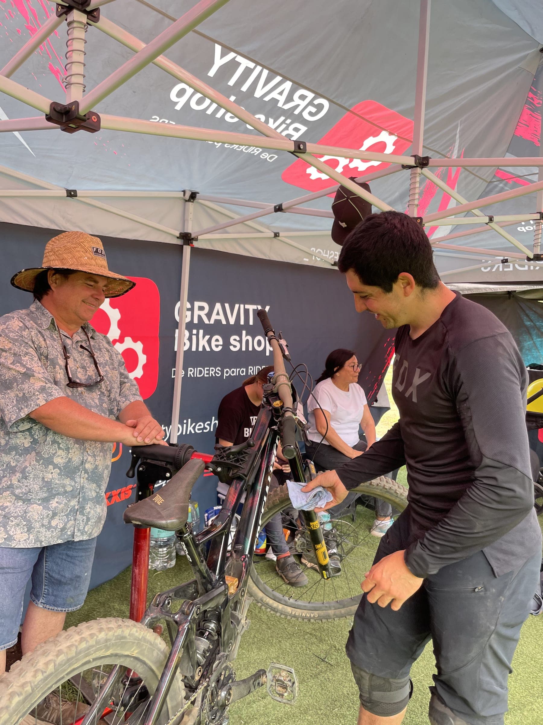 Cliente revisando su bicicleta en Gravity Bike Shop