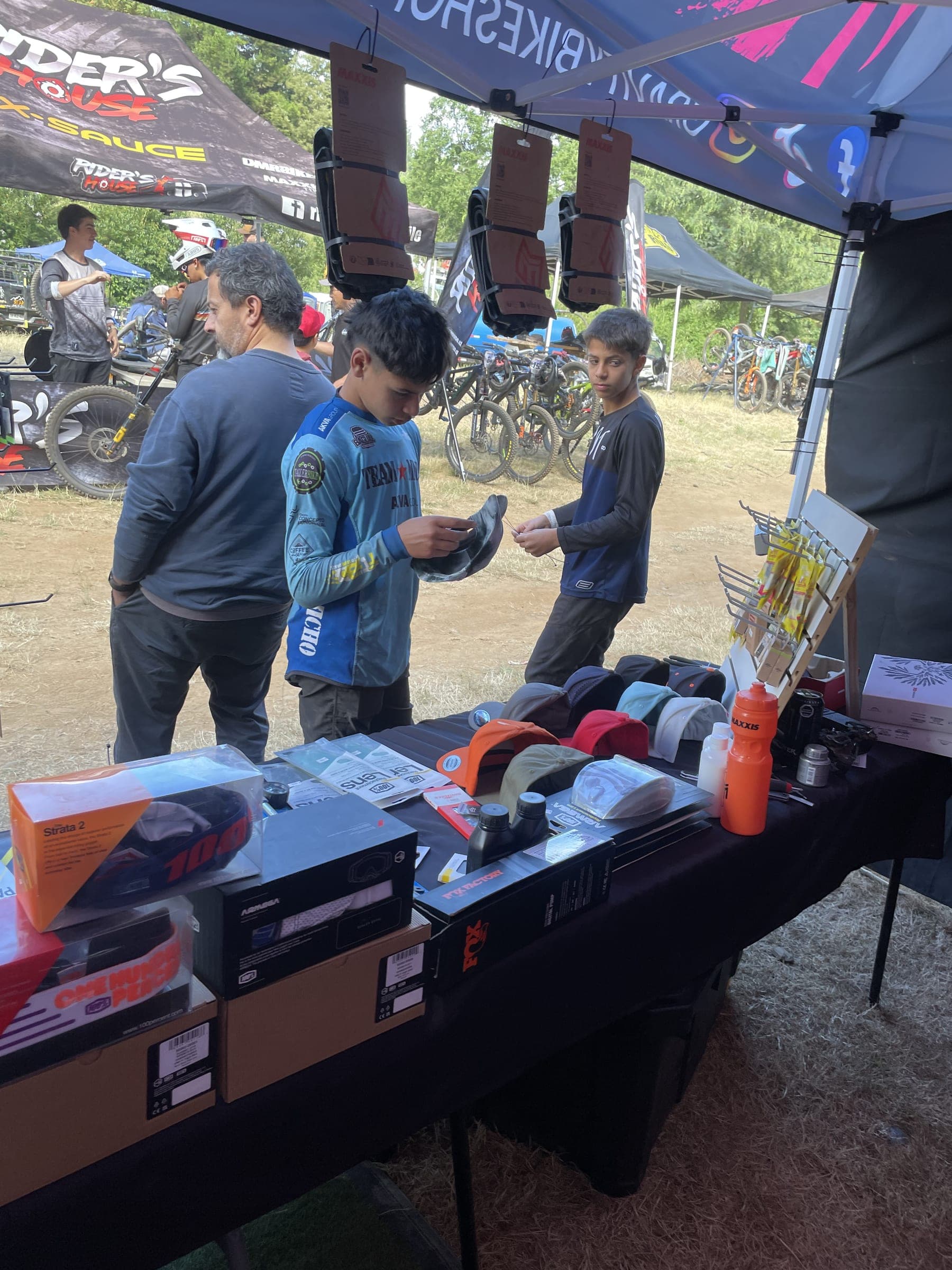 Rider revisando productos en Gravity Bike Shop